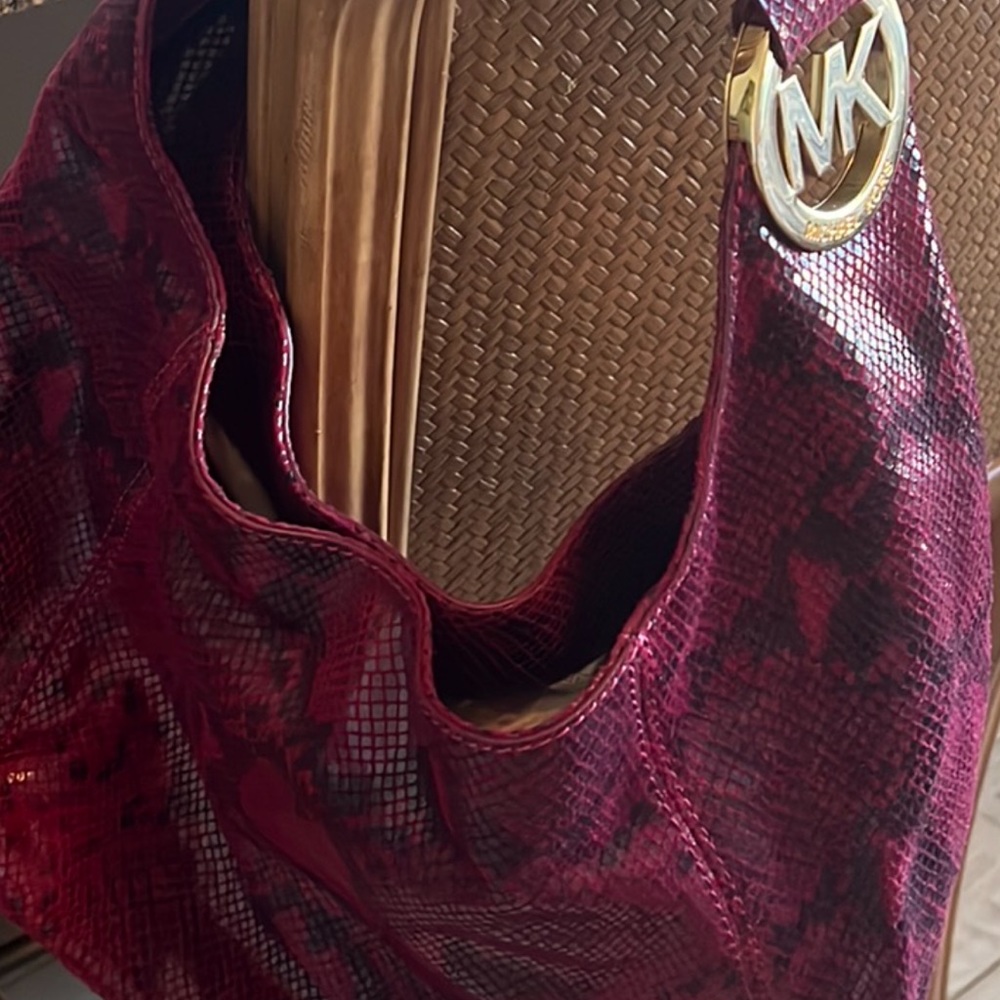 Like new Michael Kors shoulder bag. Such a beautiful color. Like new.